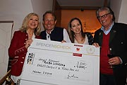 Marianne Hartl, Peter Heidecker, Julia Fleschenberg, Michael Hartl mit em 4.500 € Scheck für gute Zwecke ©Foto:  Martin Schmitz)
